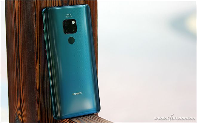 10 Mate 20独特的3D后盖设计