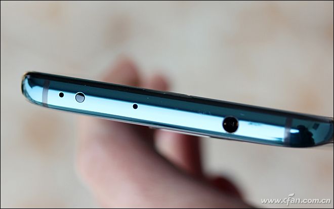 15 HUAWEI Mate 20顶部设计