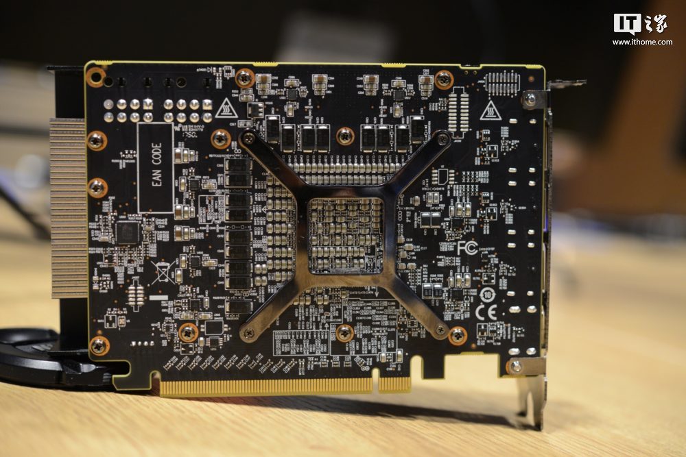 RX Vega Nano原型机将会成为AMD新一代小钢炮2.jpg