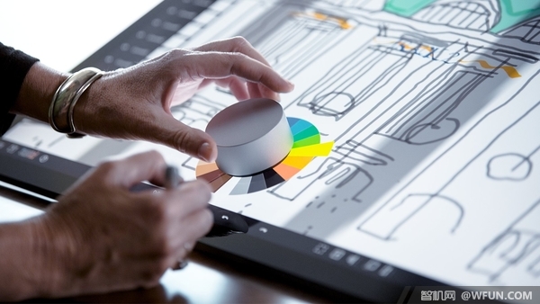 Surface Dial 是一款外形酷似冰球的吸附式设备，在被放置到 Surface Studio 屏幕后会在周围弹出一圈径向菜单，为用户带来更多控制选项。3.jpg