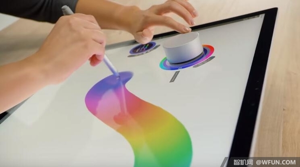 Surface Dial 是一款外形酷似冰球的吸附式设备，在被放置到 Surface Studio 屏幕后会在周围弹出一圈径向菜单，为用户带来更多控制选项。2.jpg