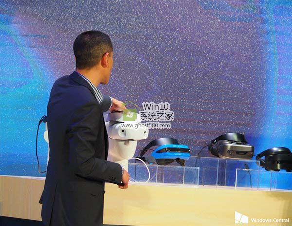 微软展示多个Windows 10 MR头盔设备.jpg